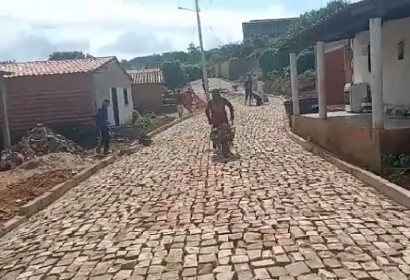 Obra de calçamento avança nas ruas do Povoado Atalho em São José do Piauí