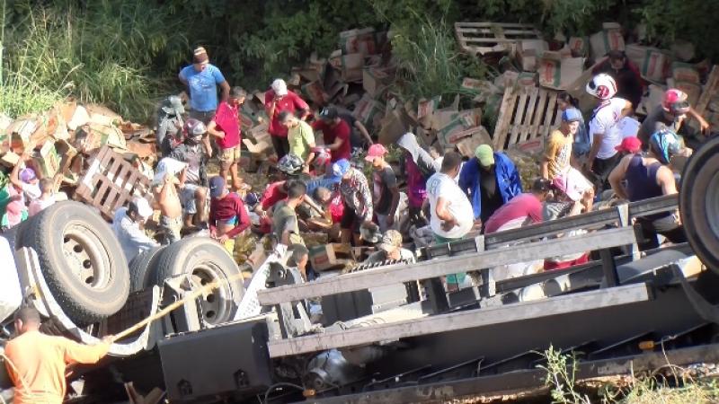 Eles chegam e pegam, lamentou motoristas de carreta que teve carga de 28 toneladas de óleo de cozinha furtada após tombamento na Ladeira de Fátima