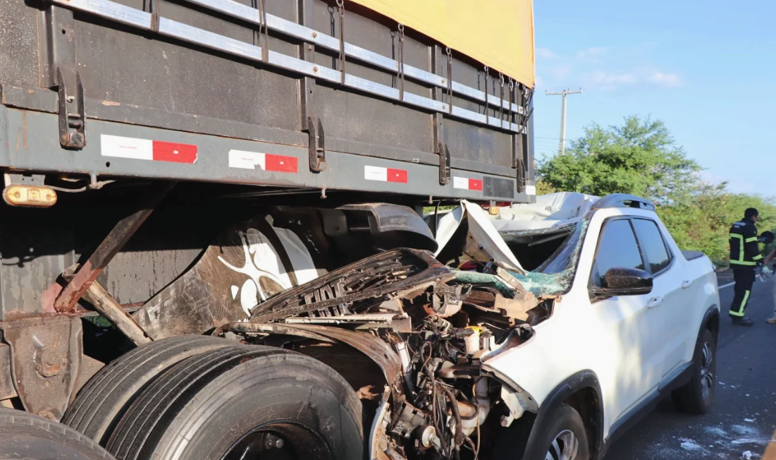 Colisão entre Fiat Toro e carreta deixa um morto na BR-316 entre Vila Nova e Alegrete do Piauí